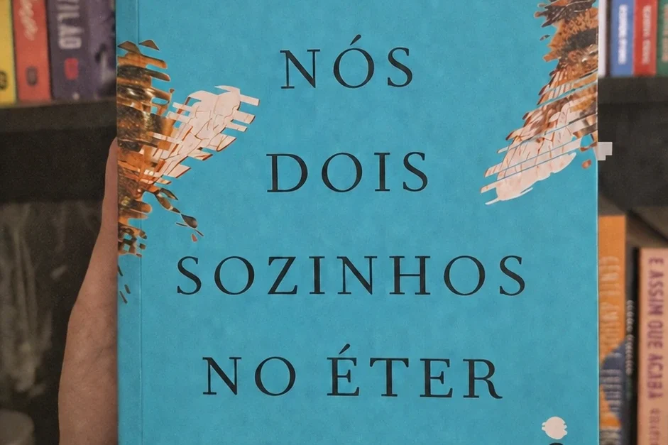 livro nós dois sozinhos no éter, da olivie blake, na minha mão